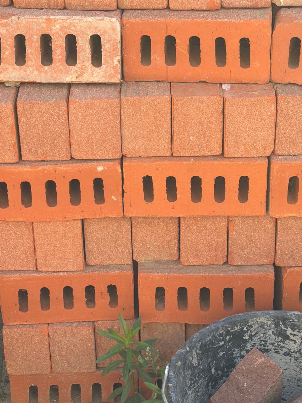 Partij holle bakstenen voor bouw en tuin, Doe-het-zelf en Verbouw, Metselstenen, Ophalen, Zo goed als nieuw, Bakstenen