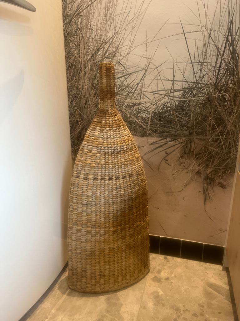 Grote decoratieve vaas van gevlochten riet bamboe materiaal, Huis en Inrichting, Woonaccessoires | Vazen, Ophalen, Overige materialen