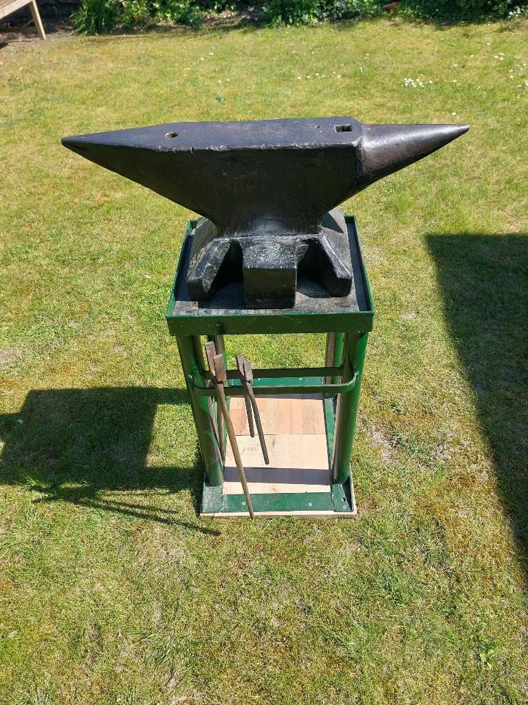 Aambeeld met stuikvoet van totaal 96 kg op metalen onderstel, Ophalen, Gebruikt