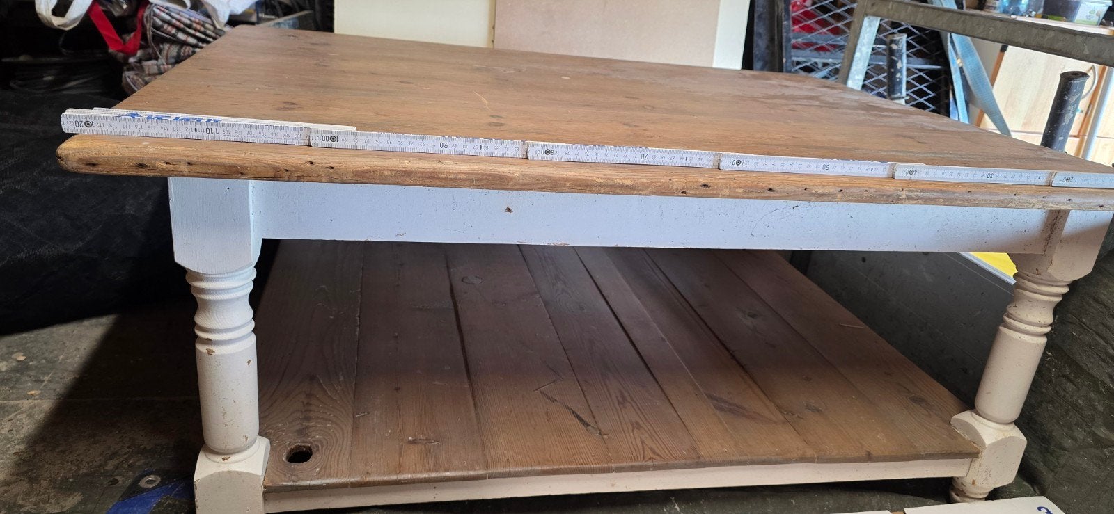 Oud grenen houten salontafel met opbergplank, Huis en Inrichting, Ophalen