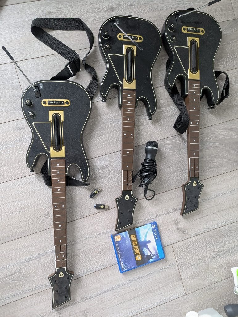 3 Guitar Hero gitaren, 1x microfoon, Guitar Hero Live PS4, Ophalen, Muziek, Gebruikt, 2 spelers