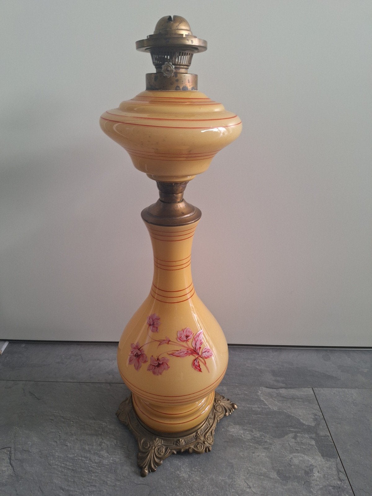 Antieke olielamp met bloemmotief en messing voet, Ophalen