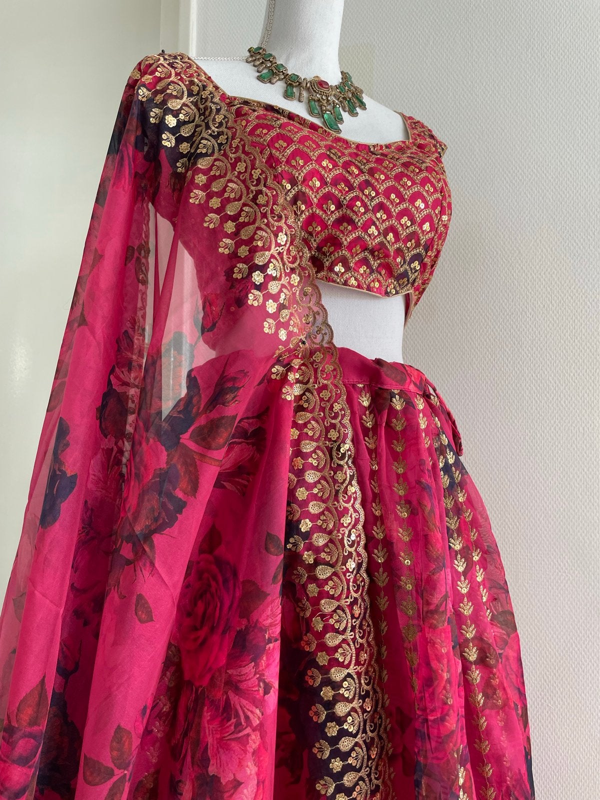 Prachtige Wijnrode Lehenga met Rozenprint en Sequins, Maat 38/40 (M), Overige typen, Zo goed als nieuw, Meerkleurig