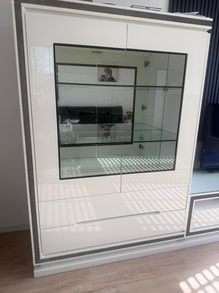 Moderne vitrinekast met LED – wit – €70 vaste prijs, Verzenden, Zo goed als nieuw, 25 tot 50 cm, 200 cm of meer
