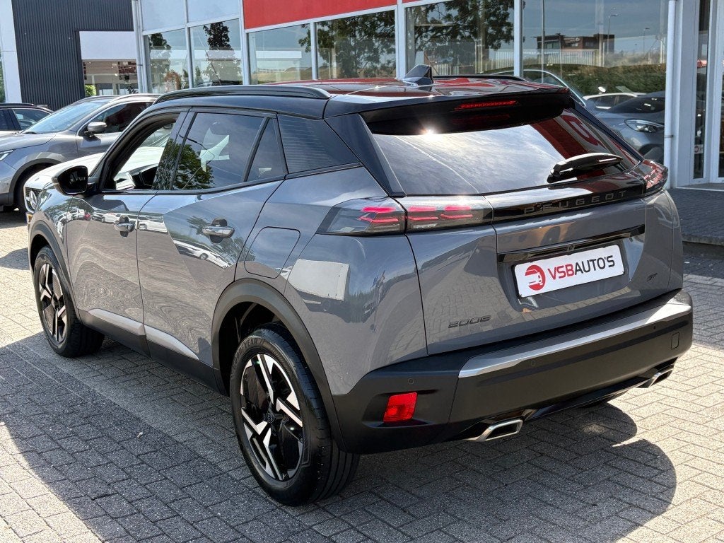 Peugeot 2008 1.2 PURETECH 130PK AUT. GT FACELIFT NARDO-GREY, Auto's, Automaat, Gebruikt, Huisgarantie, 1199 cc