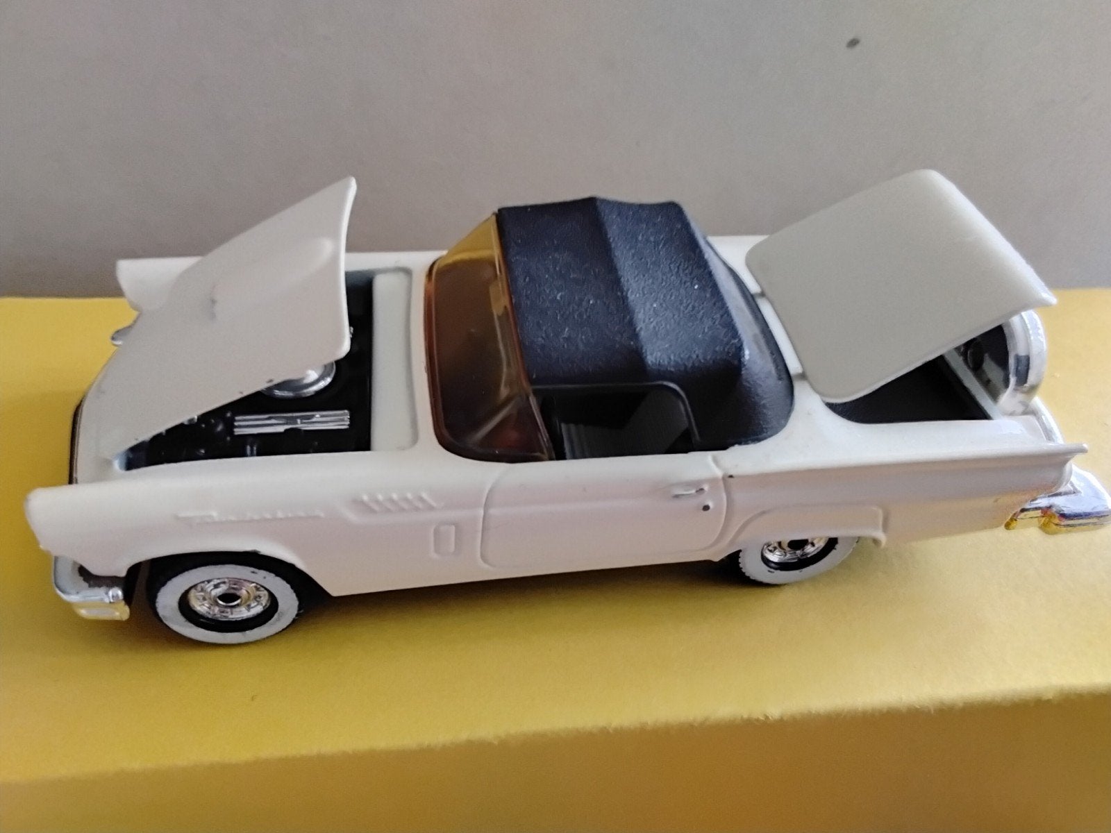 CORGI     FORD  THUNDERBIRD     KLEUR  CRËME  LENGTE  14 CM, Ophalen of Verzenden, Auto, Corgi