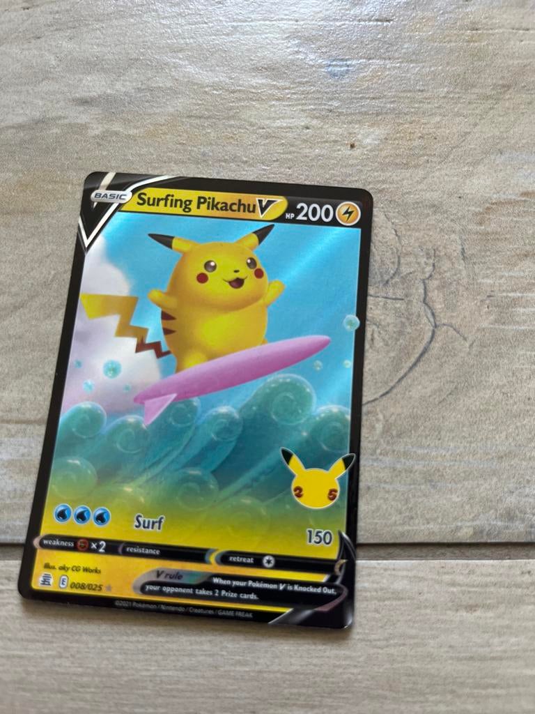 Surfing Pikachu V Pokémon Kaart - Basic 008/025, Ophalen of Verzenden, Zo goed als nieuw, Losse kaart