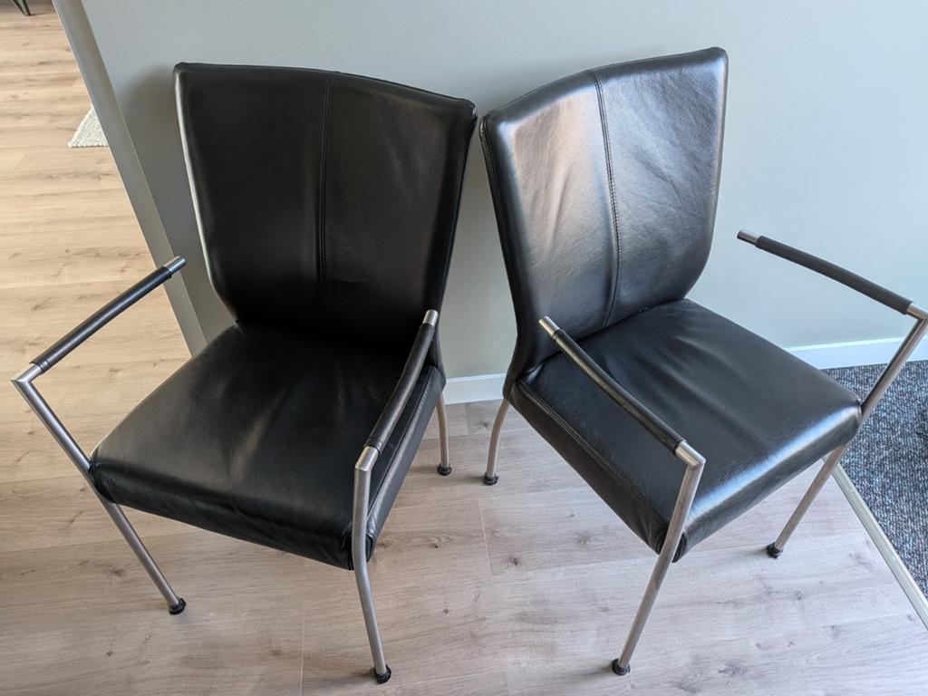 4 x dik lederen Goossens moderne stoelen met armleuning, Huis en Inrichting, Stoelen, Ophalen, Zwart, Leer, Zo goed als nieuw