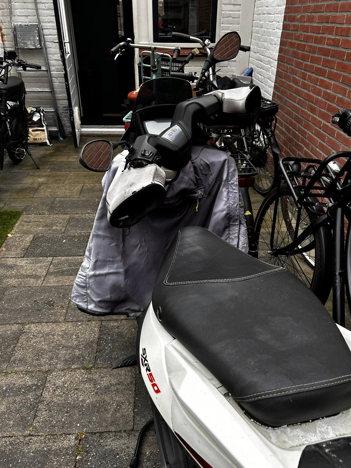 Aprillia sxr 50 wit, Overige modellen, Maximaal 45 km/u, Ophalen of Verzenden, Zo goed als nieuw