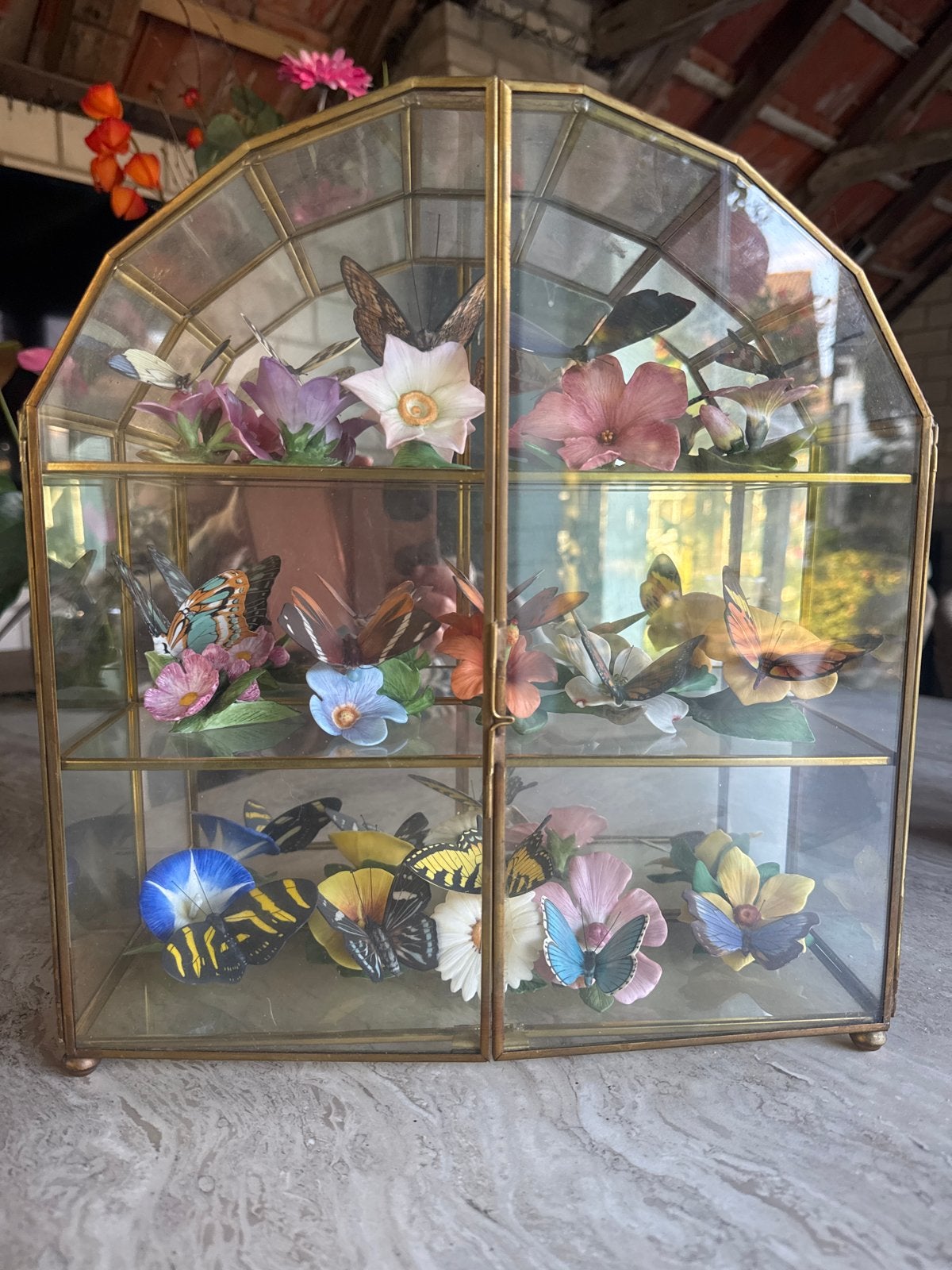 Vintage Vitrinekastje met Porseleinen Vlinders & Bloemen, Ophalen, Gebruikt