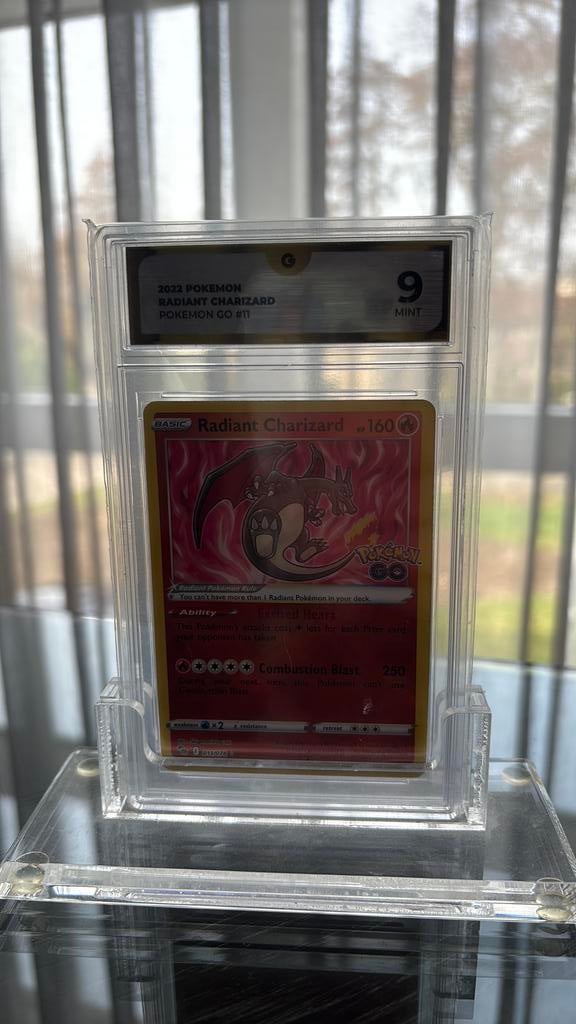 Radiant charizard #11, Ophalen of Verzenden, Zo goed als nieuw