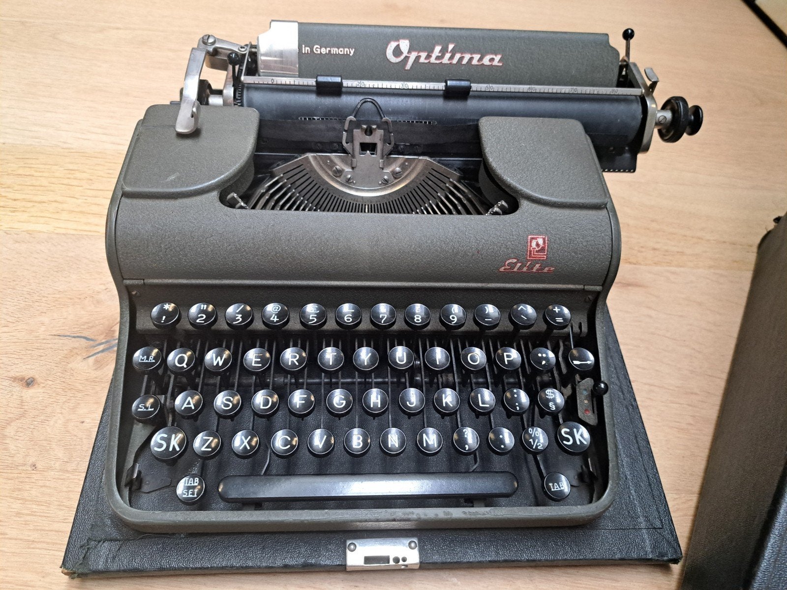 Typemachine OPTIMA ELITE  Vintage met koffer, Antiek en Kunst, Ophalen