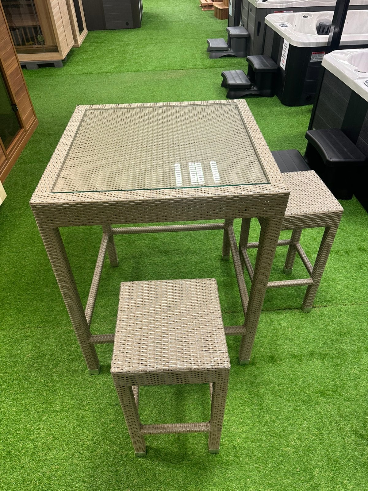 Wicker bartafel met glazen blad en 2 barkrukken – tuinset, Ophalen of Verzenden, Zo goed als nieuw