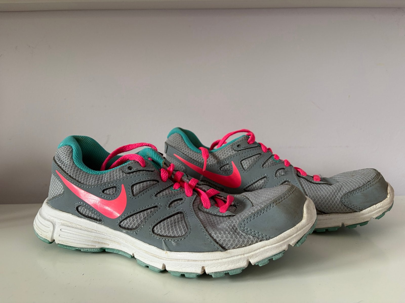 Nike Revolution 2 hardloopschoenen - Grijs/Roze - maat 38, Ophalen of Verzenden, Gedragen, Grijs, Sportschoenen