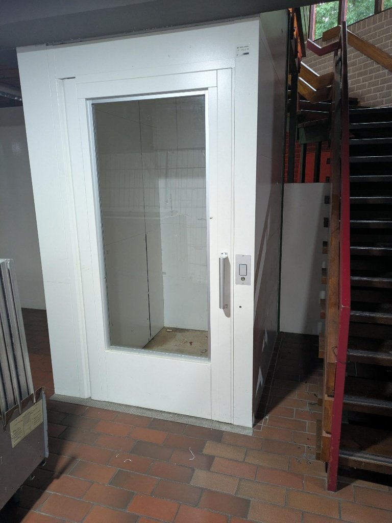 te koop personenlift [plateaulift], Ophalen, Zo goed als nieuw