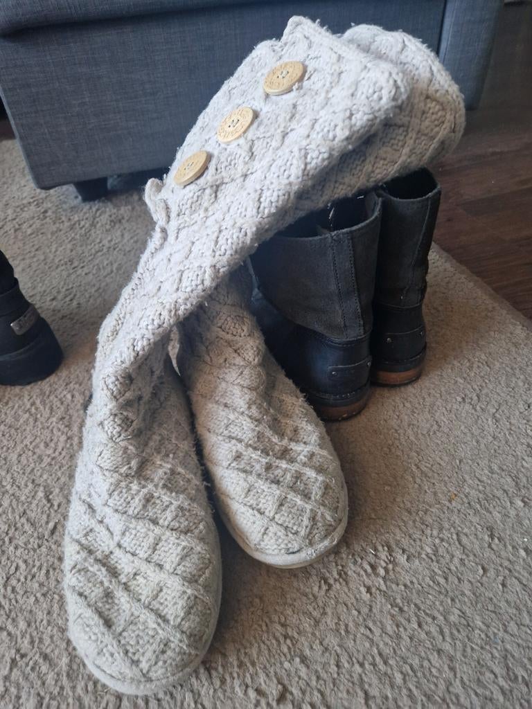 Uggs gebreide laarzen met knopen maat 39, Beige, Lage of Enkellaarzen, Ophalen of Verzenden, Gedragen