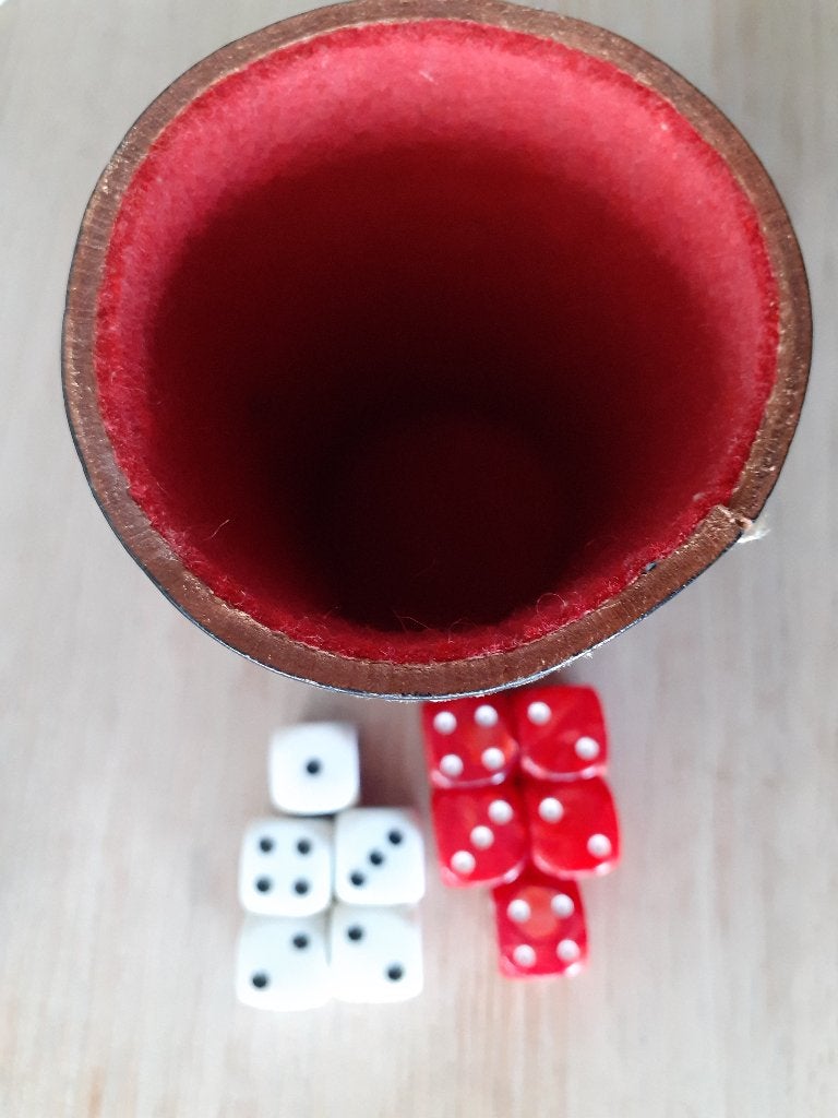 Een mooi lederen beker met dobbelstenen, Ophalen of Verzenden, Zo goed als nieuw, Overige typen