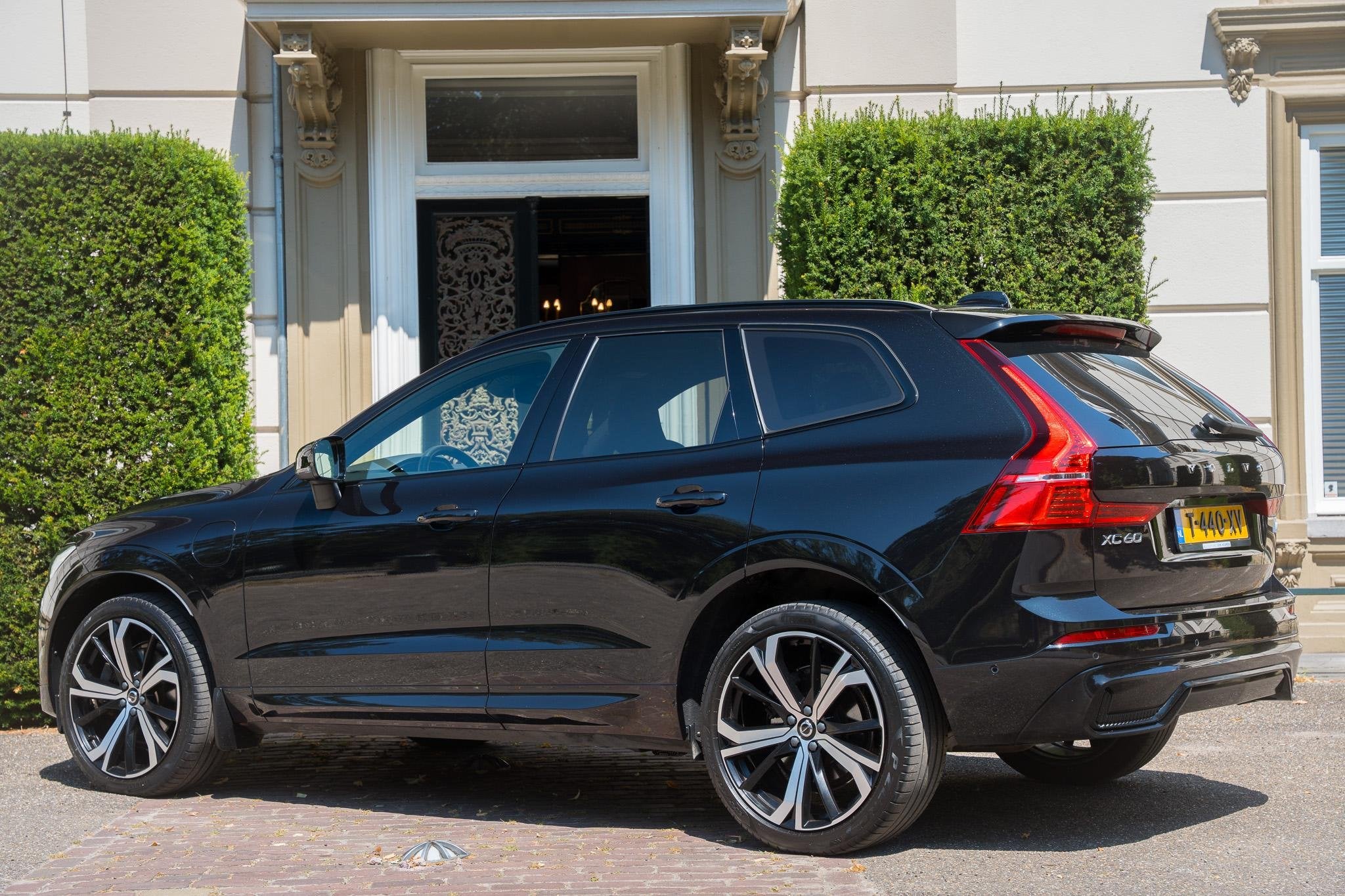 Volvo XC60 2.0 T6 Plug-in hybrid AWD Ultimate Dark TREKHAAK, Auto's, Automaat, Stof, Gebruikt, Euro 6