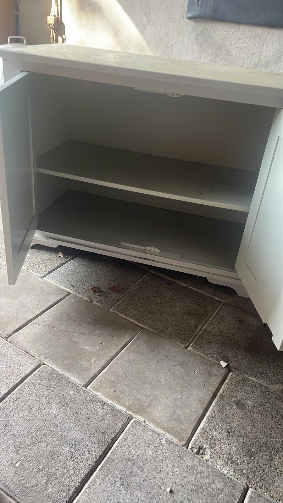 Wit houten kastje met twee deuren en planken, Ophalen of Verzenden, Gebruikt