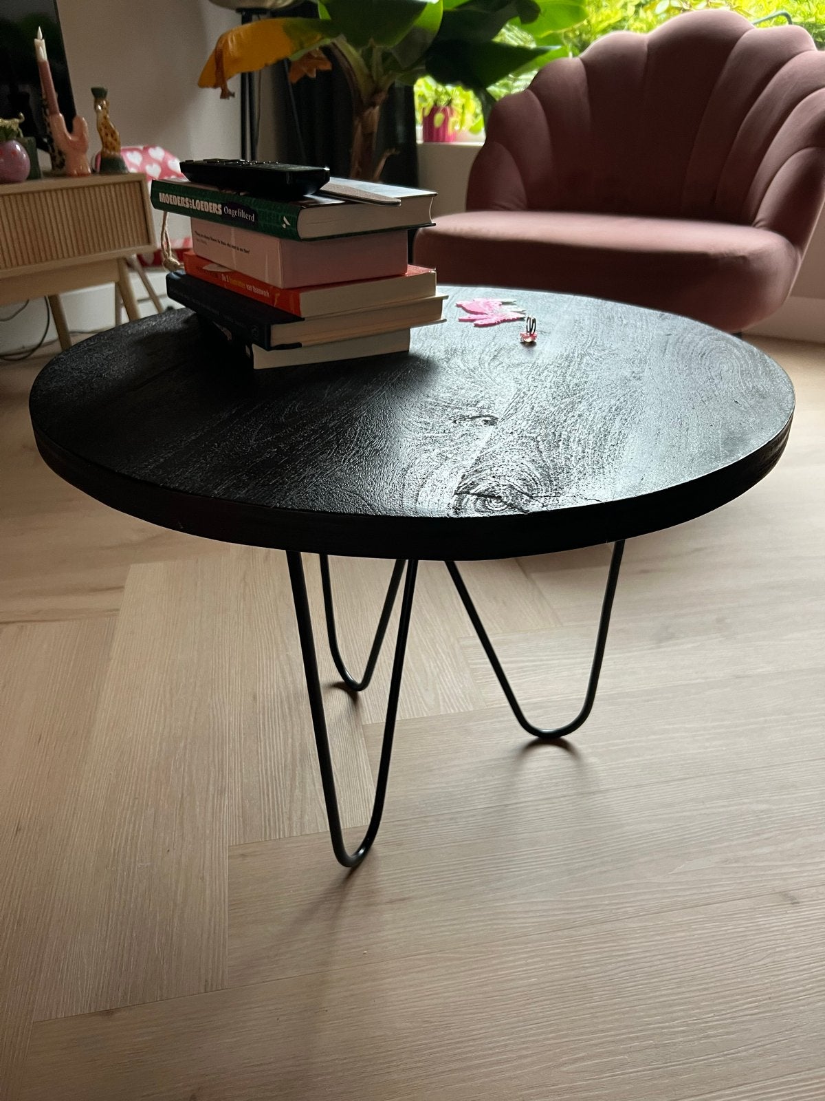2 zwarte ronde salontafeltjes met metalen poten, Huis en Inrichting, Tafels | Salontafels, Ophalen, Gebruikt, Rond, 50 tot 100 cm