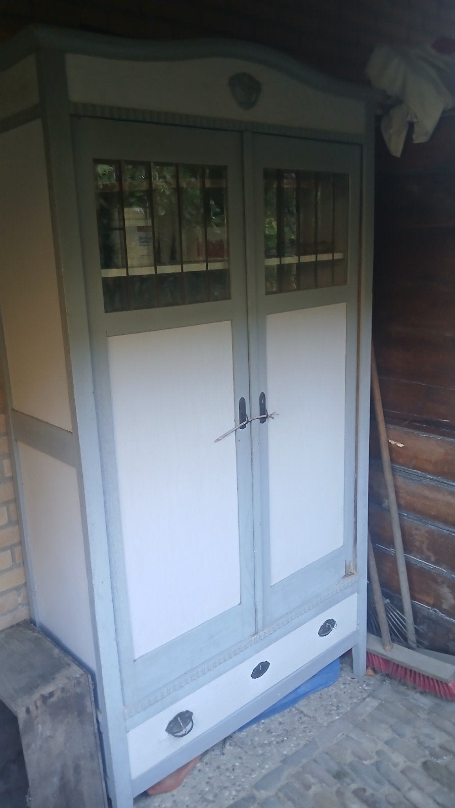 Vintage houten kast met glazen deuren, Ophalen, Gebruikt