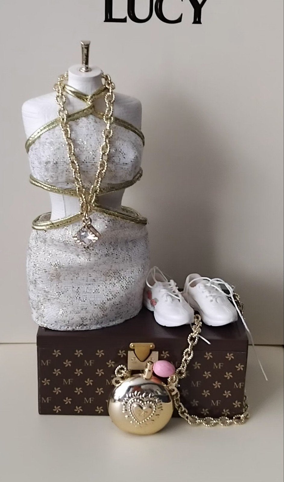 Barbie / Fashion Dolls goud met wit Fashion pack, Verzamelen, Poppen, Ophalen of Verzenden, Nieuw, Kleertjes