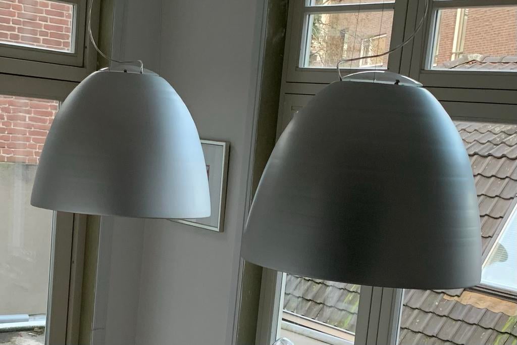Twee Artemide Nur hanglampen met kleurfilter, Huis en Inrichting, Ophalen, Zo goed als nieuw, Metaal, 50 tot 75 cm