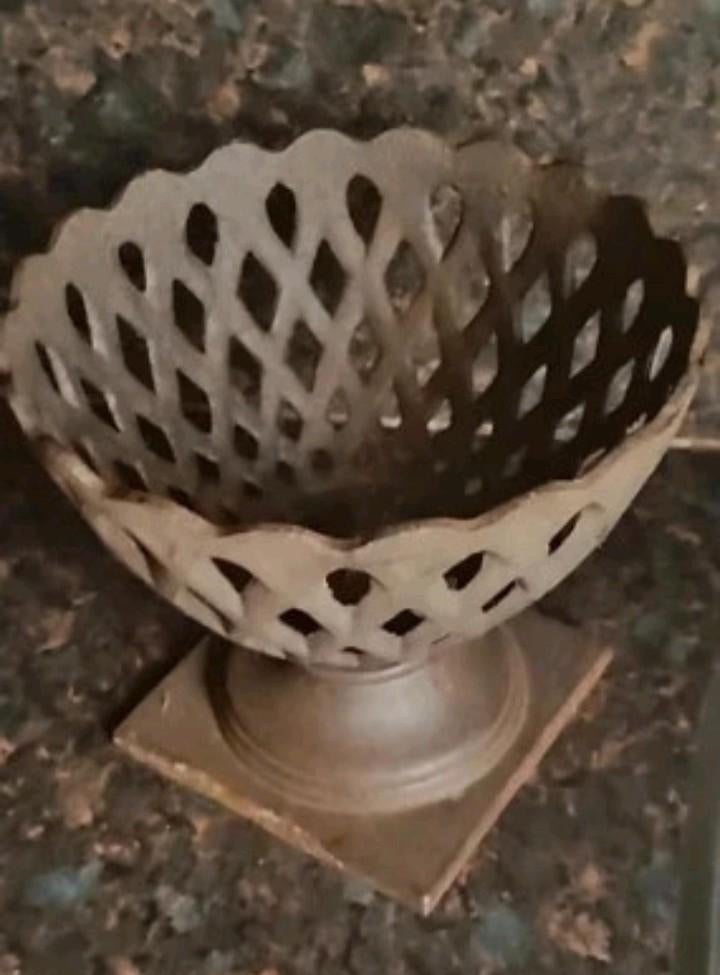 Decoratieve gietijzeren metalen schaal op voet, Verzenden
