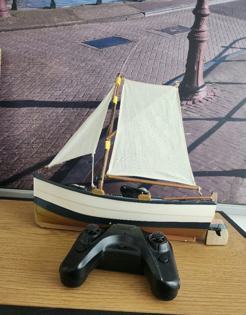 Radiografisch RC houten zeilboot, Hobby en Vrije tijd, Modelbouw | Boten en Schepen, Ophalen of Verzenden, Zo goed als nieuw, Overige merken