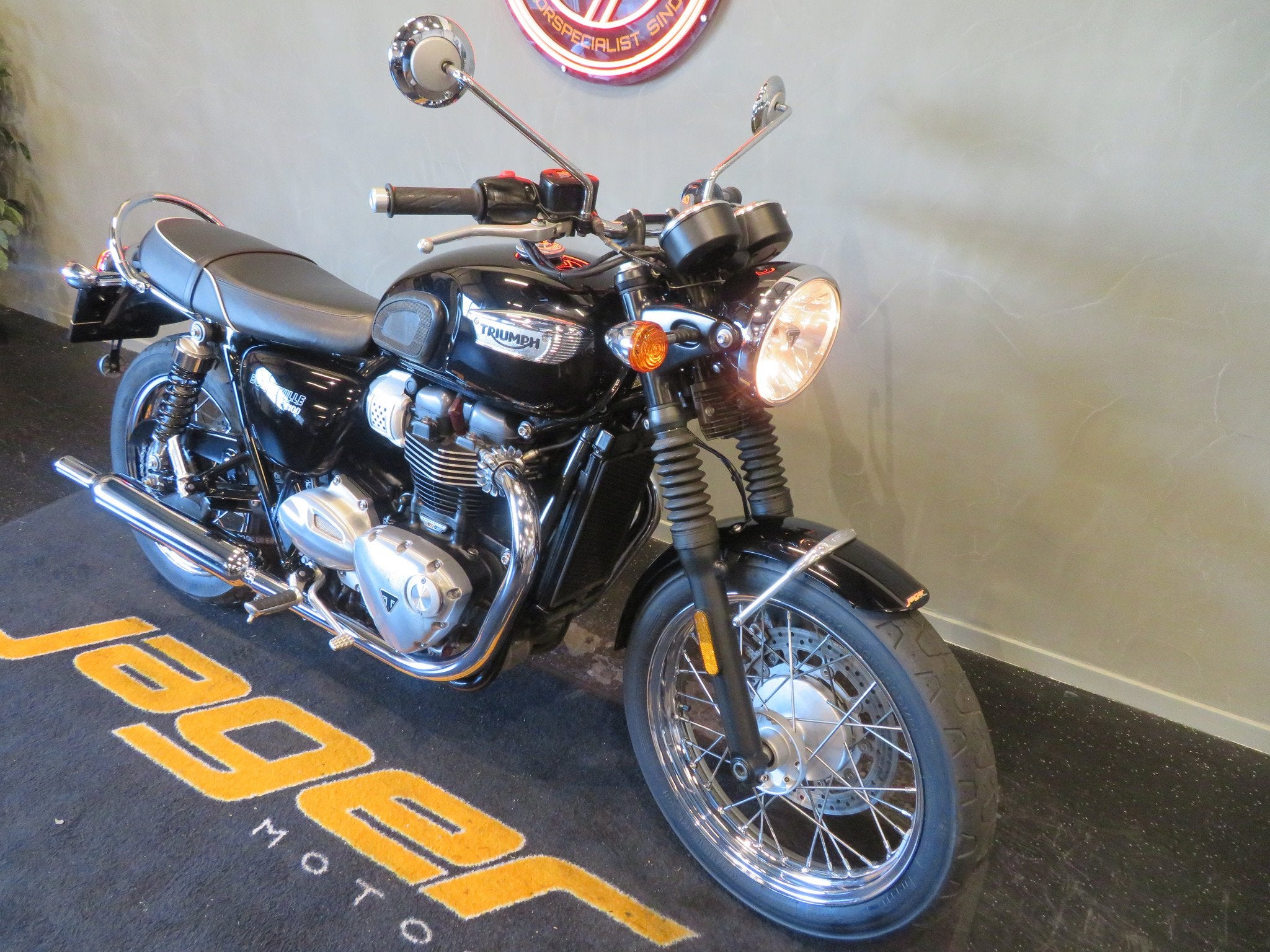 Triumph BONNEVILLE T 100 NIEUWSTAAT! (bj 2018), Motoren, Motoren | Triumph, Bedrijf, 900 cc, 12 t/m 35 kW, Naked bike