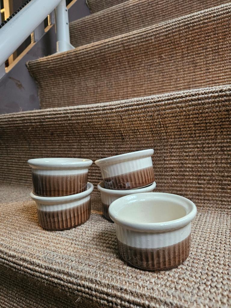 Bruine 70s Crème brulee schaaltjes vintage servies aardewerk, Huis en Inrichting, Keuken | Servies, Ophalen of Verzenden