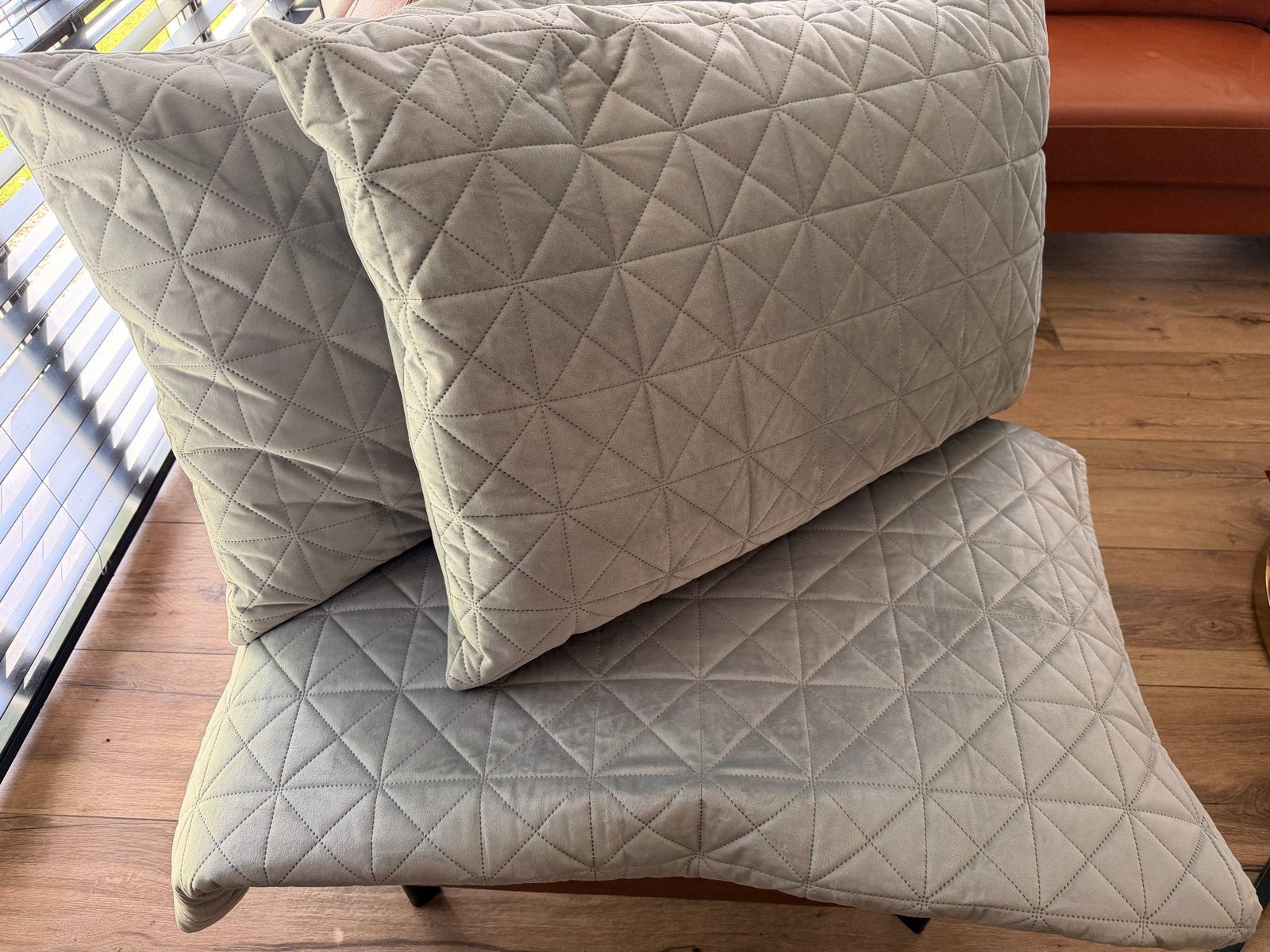 Jysk Engblomme sprei grijs 240x220 met 2 kussens 60x90, Overige merken, Zo goed als nieuw, Sierkussen, Grijs