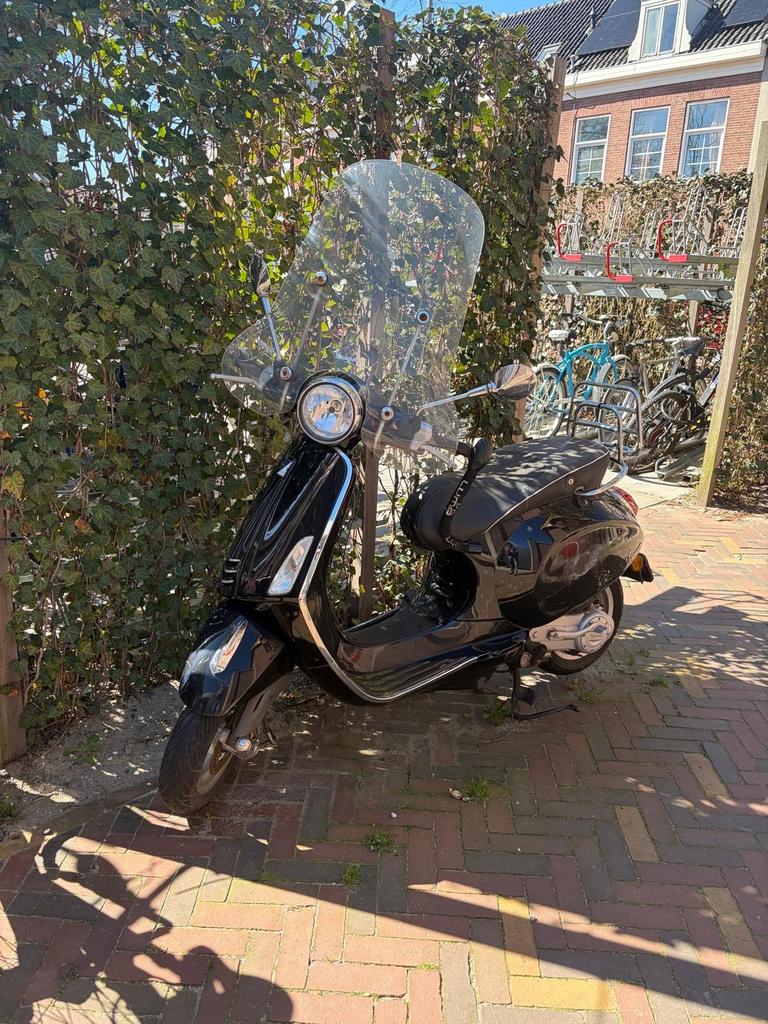 Zwarte Vespa Primavera 2016 met blauw kenteken, Fietsen en Brommers, Scooters | Vespa, Ophalen, Gebruikt, Overige modellen, Benzine