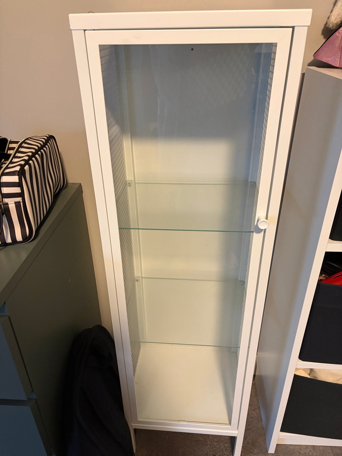 Witte vitrinekast met glazen planken, Huis en Inrichting, Kasten | Vitrinekasten, Ophalen, Minder dan 50 cm, 100 tot 150 cm, Zo goed als nieuw