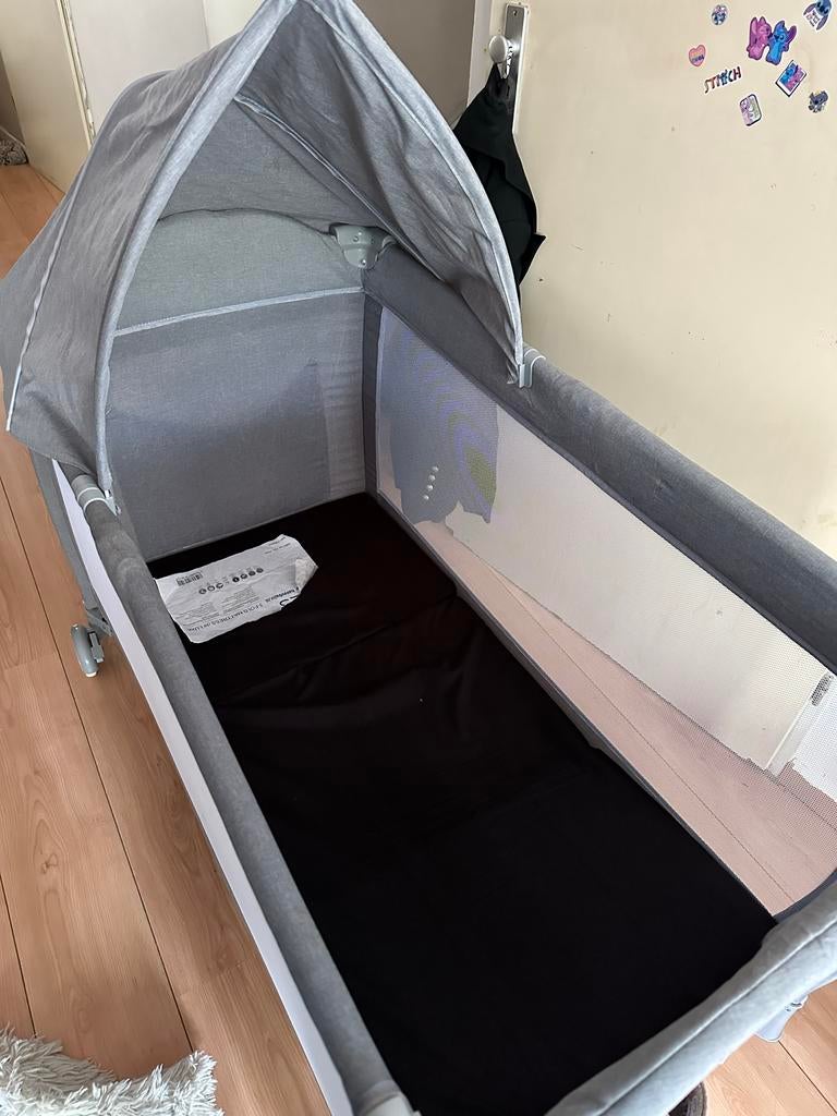 Baby logeer/kampeerbed met extra matras en opbergruimte, Ophalen, Gebruikt, Reisbedje