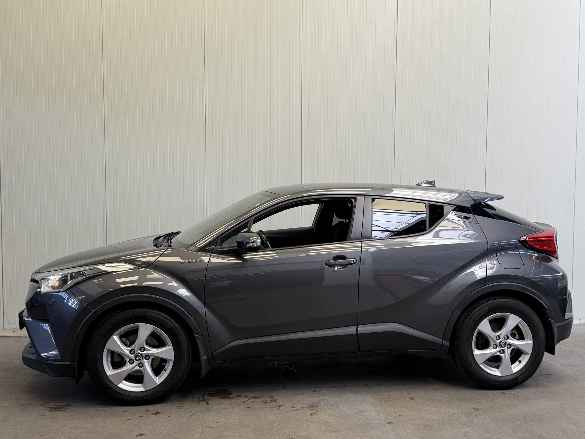 Toyota C-HR 1.8 Hybrid Style AIRCO/ECC-CAMERA-NAVI by CARPLA, Auto's, Stof, Bedrijf, 26 km/l, Hybride Elektrisch/Benzine
