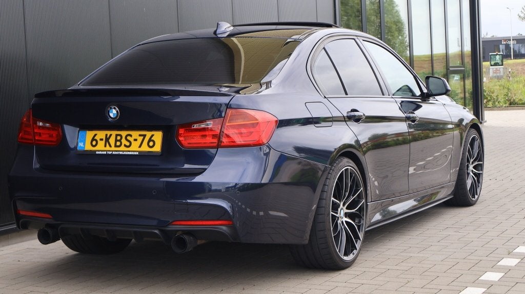 BMW 335i F30 AH3 | M-Pakket | Pano | HUD | HK | NL Auto, Auto's, Automaat, Achterwielaandrijving, Zwart, 6 cilinders