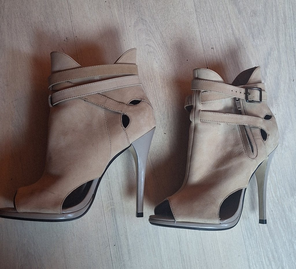Suede hakken maat 38 zgan, Ophalen, Beige, Zo goed als nieuw, Schoenen met hoge hakken