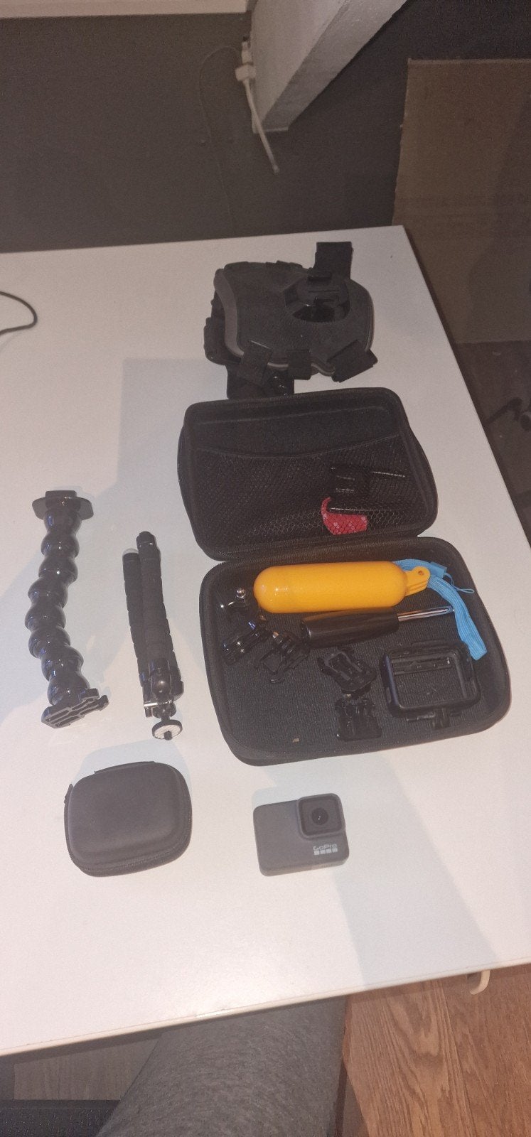 Foto 3 van GoPro Hero 7 Silver met diverse accessoires