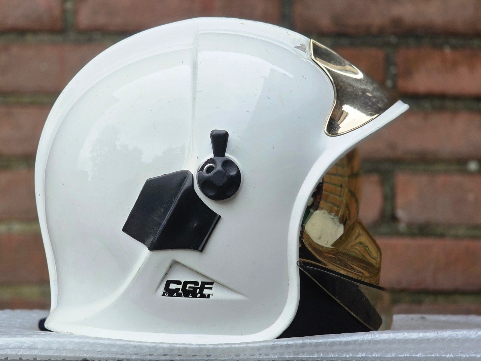 brandweerhelm brandweer Gallet wit, Verzamelen, Ophalen of Verzenden, Landmacht, Nederland, Embleem of Badge
