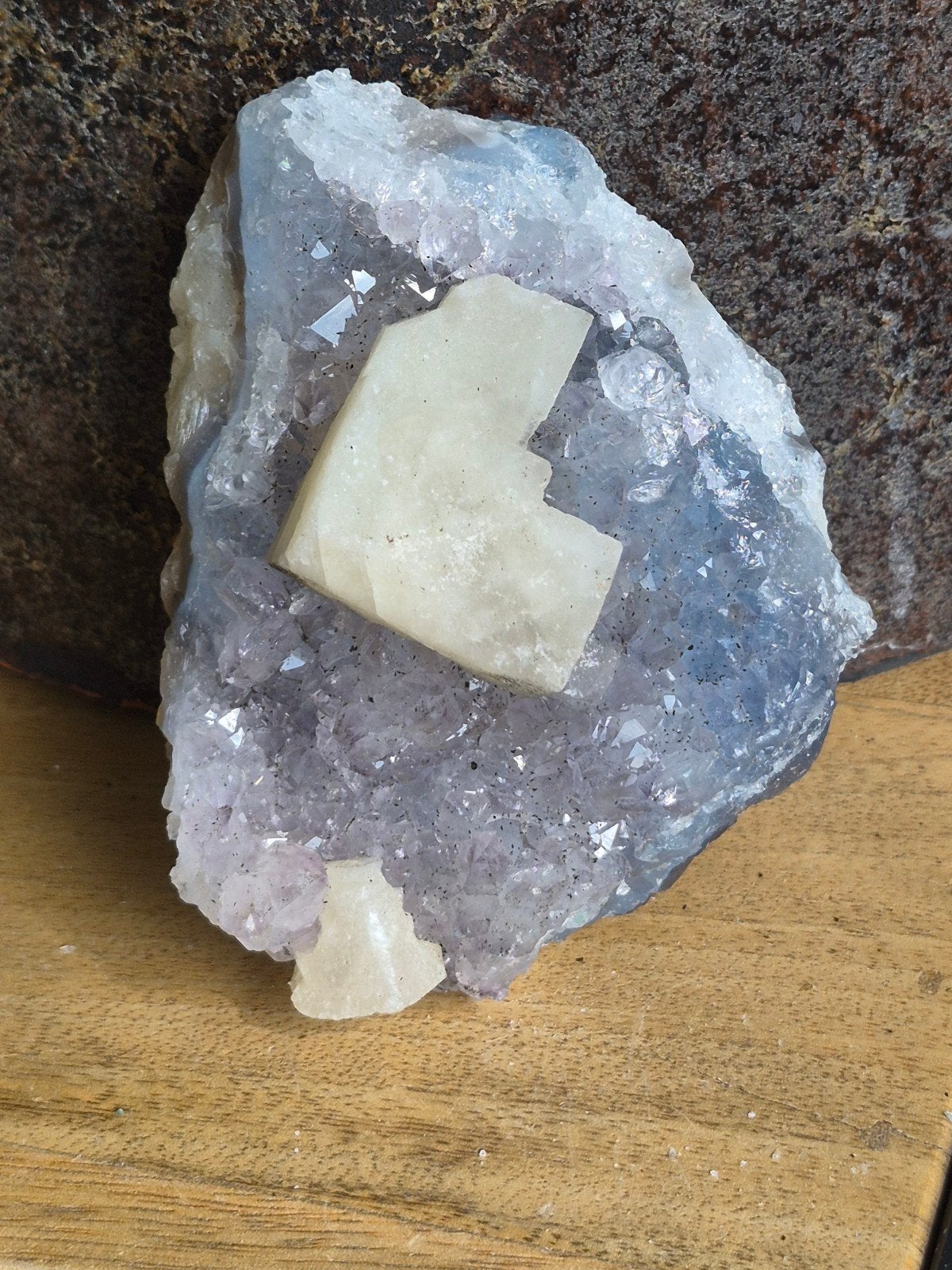 Amethist met uv reagerende calciet, Verzamelen, Mineralen en Fossielen, Ophalen of Verzenden