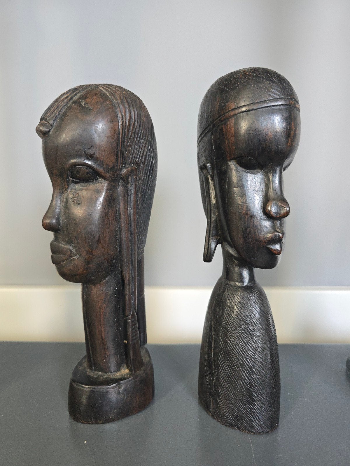 vintage Afrikaanse bustes, handgesneden uit donker ebbenhout, Antiek en Kunst, Houtsnijwerk, Ophalen of Verzenden, 20 - 50 cm