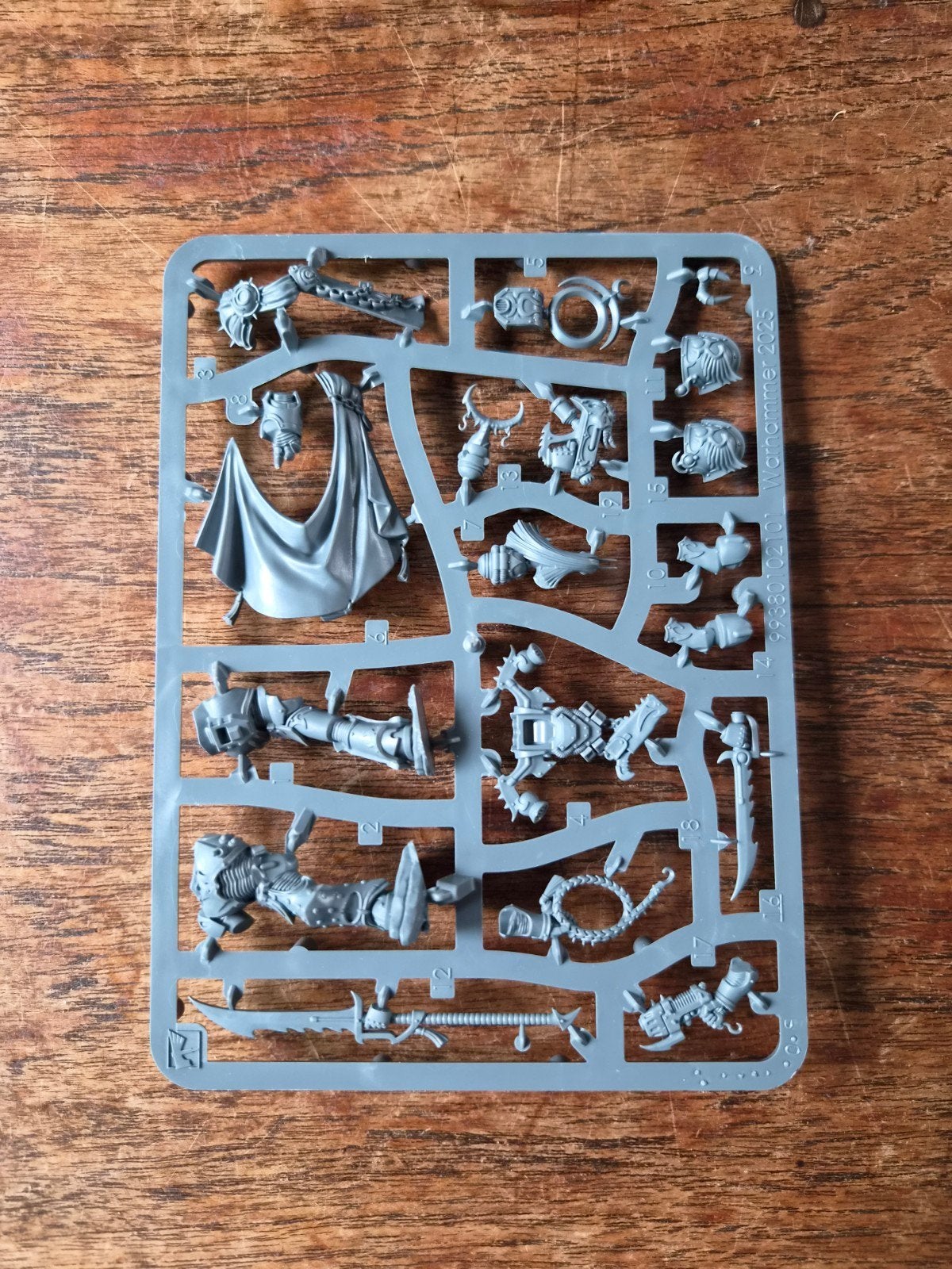 Warhammer 40k Emperor's Children Chaos op sprue, Ophalen of Verzenden, Zo goed als nieuw, Warhammer, Figuurtje(s)
