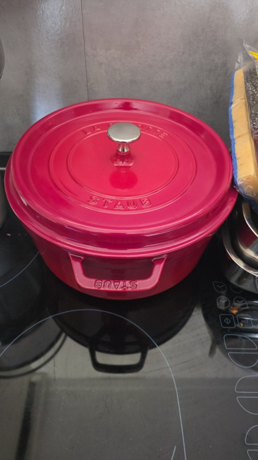 nieuwe braad pot van Staub in rood 26cm, Braadpan, Met handvatten, Nieuw, Ophalen of Verzenden