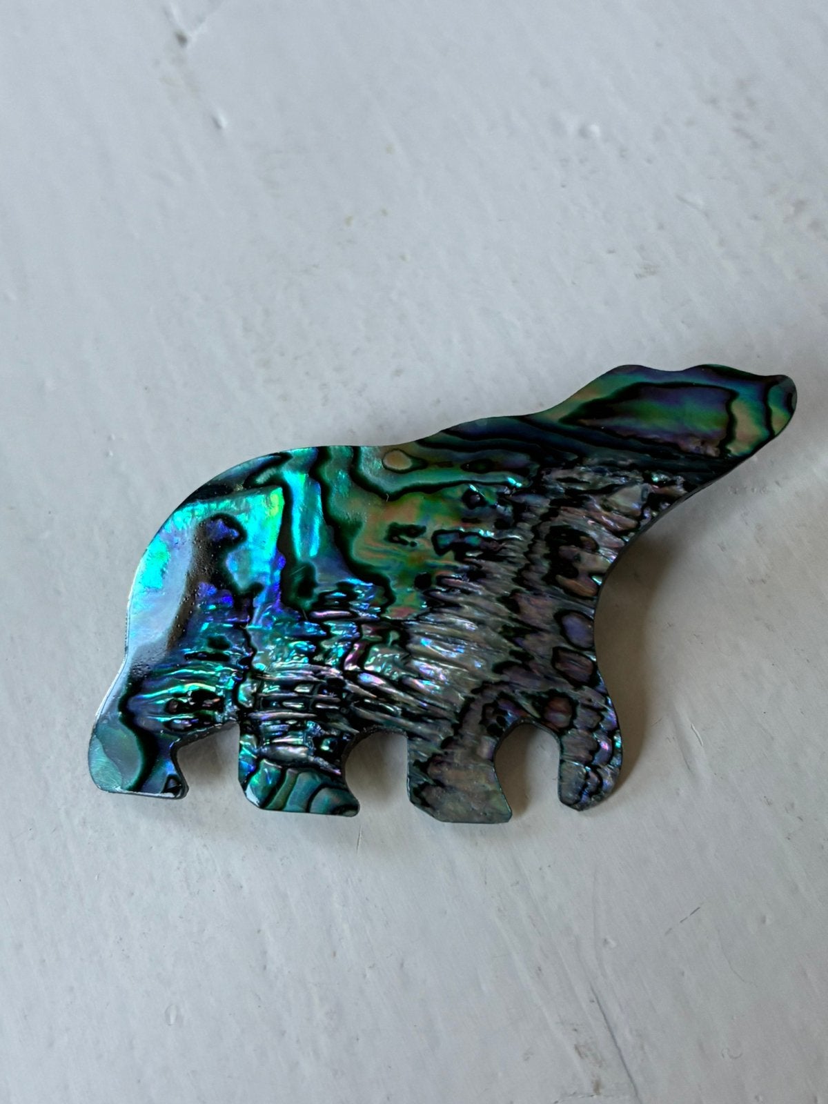 Broche ijsbeer abalone schelp vintage Canada handgemaakt, Ophalen of Verzenden, Gebruikt, Overige kleuren, Overige materialen