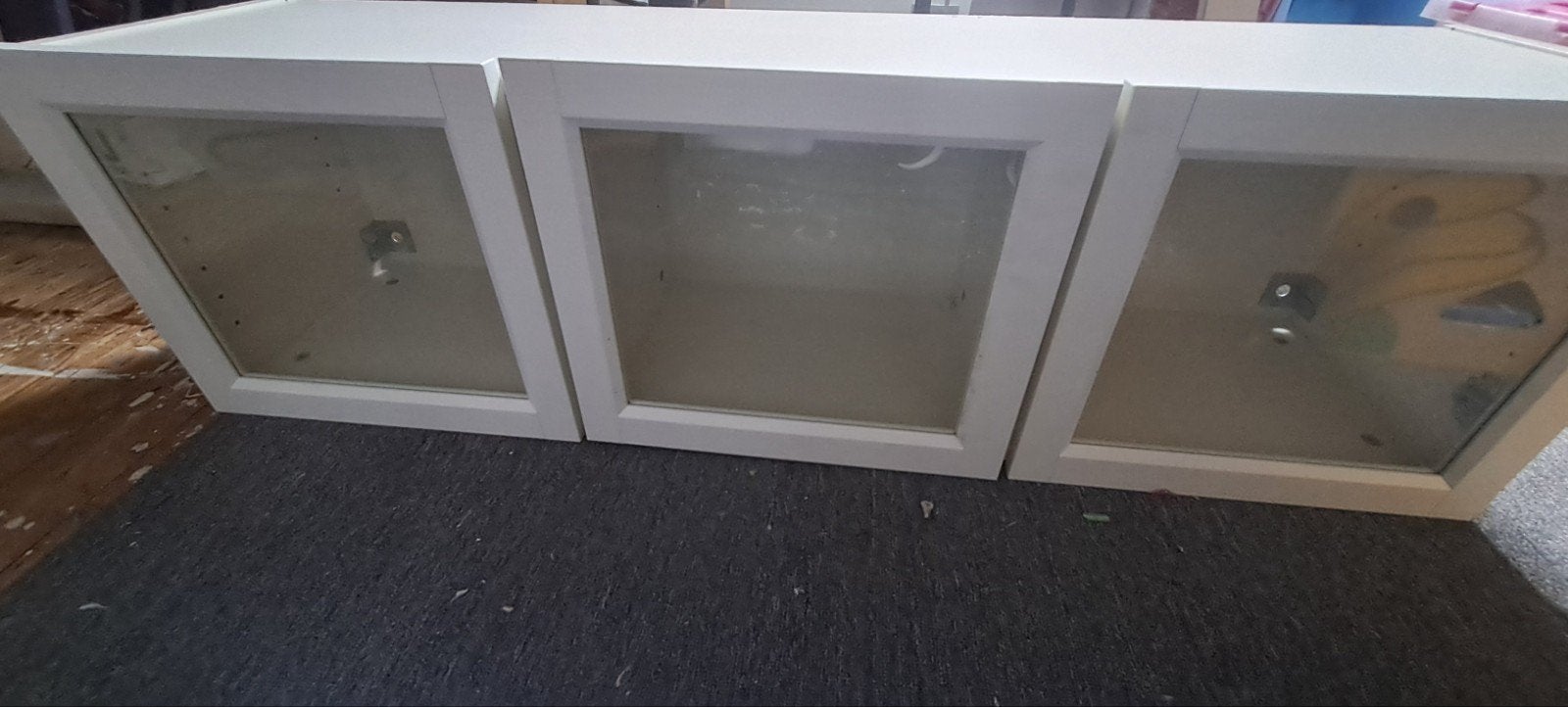 Foto 4 van Witte wandkast met glazen deuren