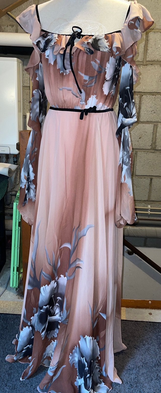 Meena rose Elegante Maxi Jurk met Bloemenprint en Ruches, Bruin, Zo goed als nieuw, Onder de knie, Ophalen