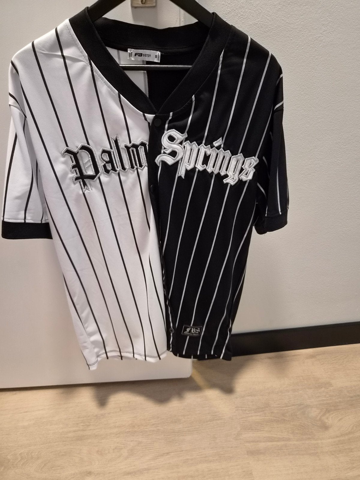 FB Sister Palm Springs Baseball Shirt Zwart/Wit Maat S, Zwart, Ophalen of Verzenden, Zo goed als nieuw, Korte mouw