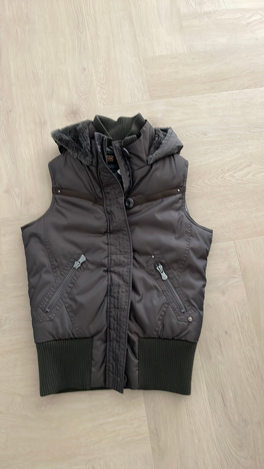 Nieuwe donkerbruine bodywarmer van capsize mt M, Ophalen of Verzenden, Nieuw, Maat 38/40 (M), Bruin