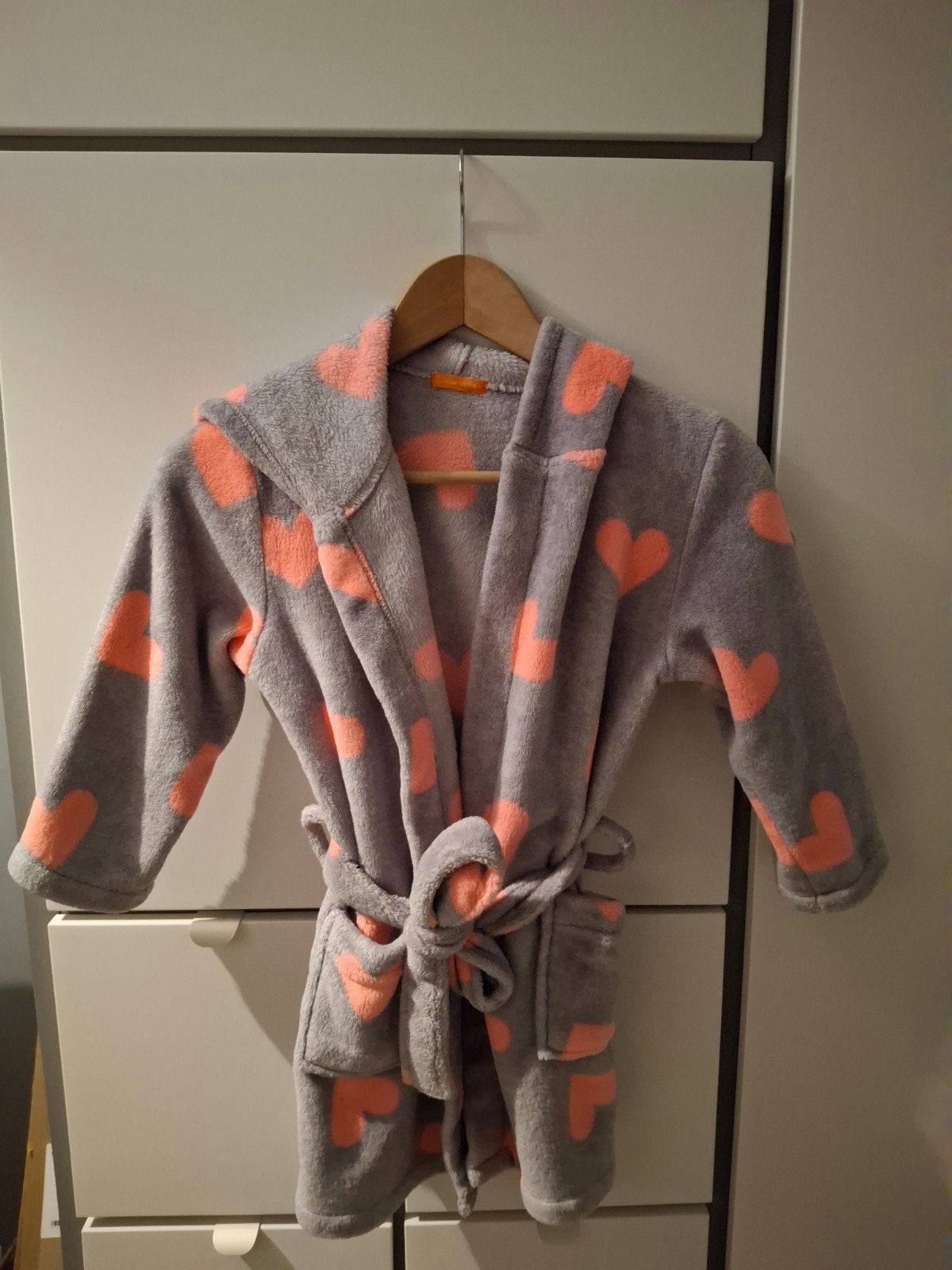 Hema Badjas grijs met roze hartjes maat 110/116, Nacht- of Onderkleding, Meisje, Ophalen of Verzenden, Zo goed als nieuw